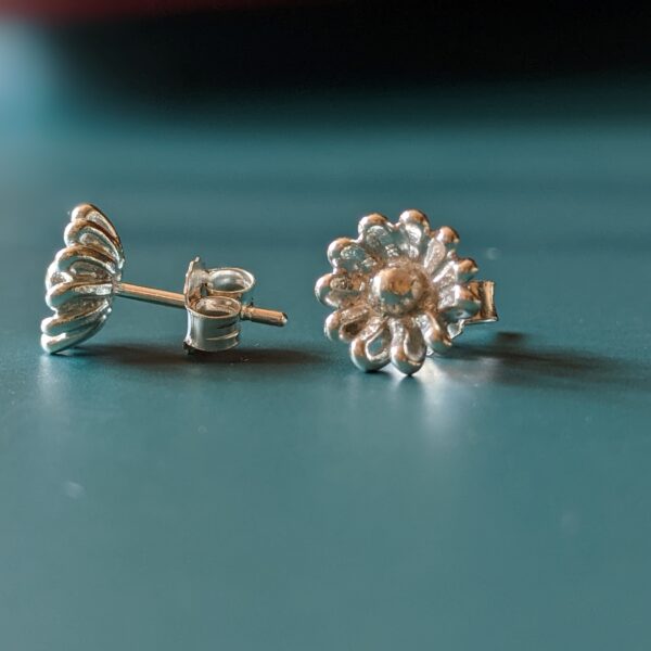 SE029 Sidney Flower Studs. Stud Flower earrings. Daisy, fine silver, handmade, fair trade